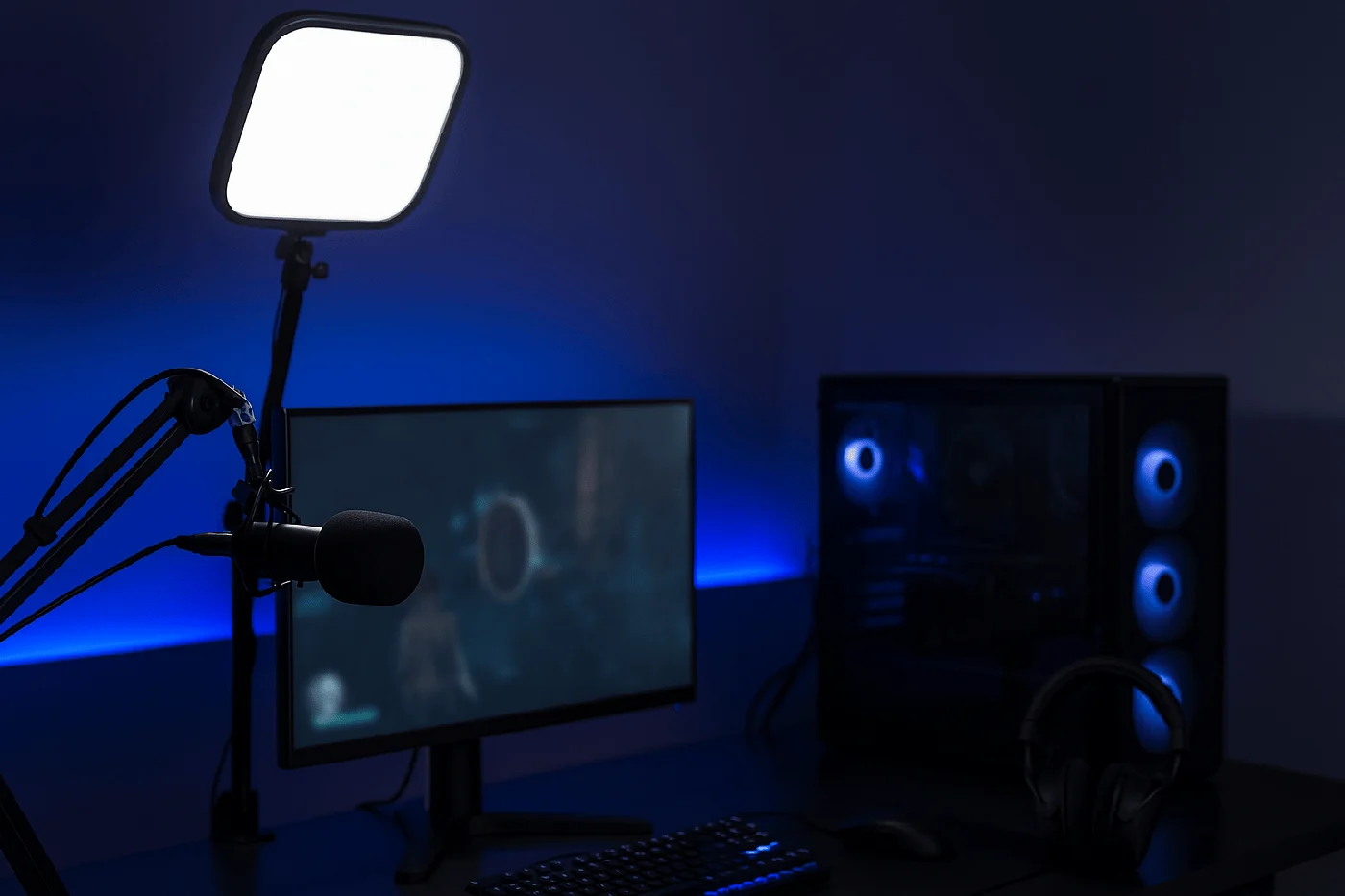 Bureau de création avec écran et lumière bleue, illustration d’ambiance