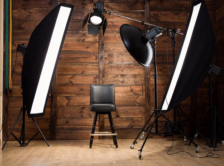 Installation de studio avec softbox et projecteurs devant un mur de bois