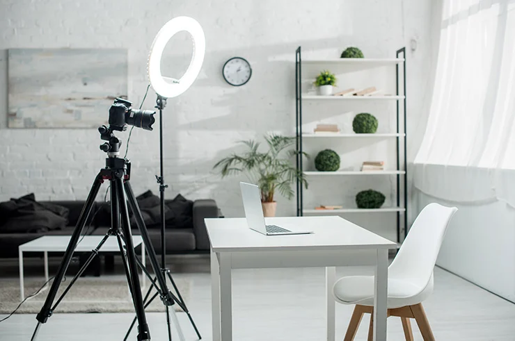 Ring light et appareil sur pied près d’un bureau