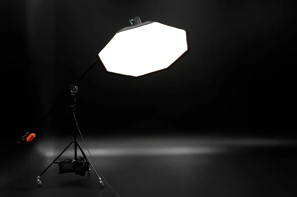 Softbox octogonale avec face diffusante éclairée, montée sur un pied